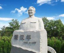 瞻仰潘汉年雕像：追寻英雄足迹