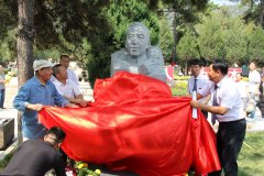 赵树理纪念雕像：一位文学巨匠的永恒颂歌