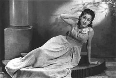 凝视的拓扑学：上官云珠雕塑中的时空褶皱